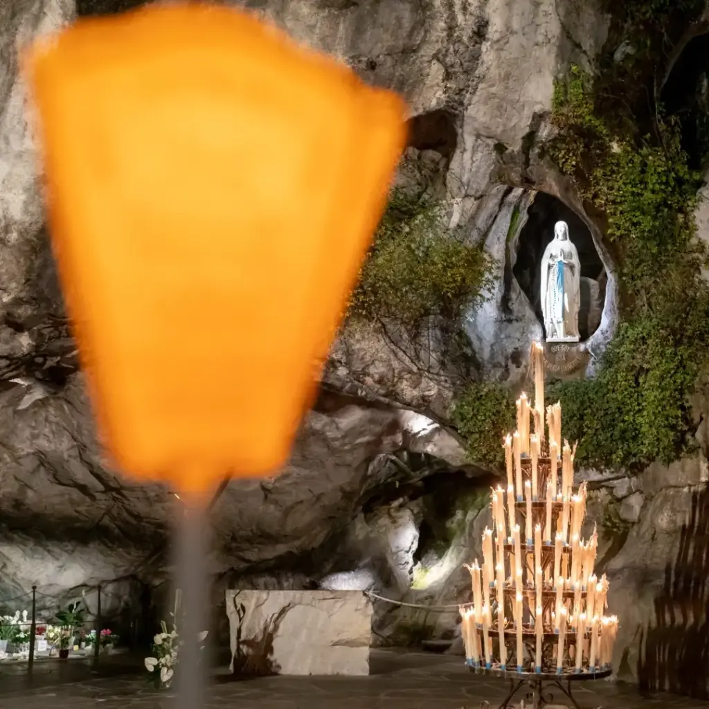 Kerze auf dem Kerzenständer grotte aufstellen